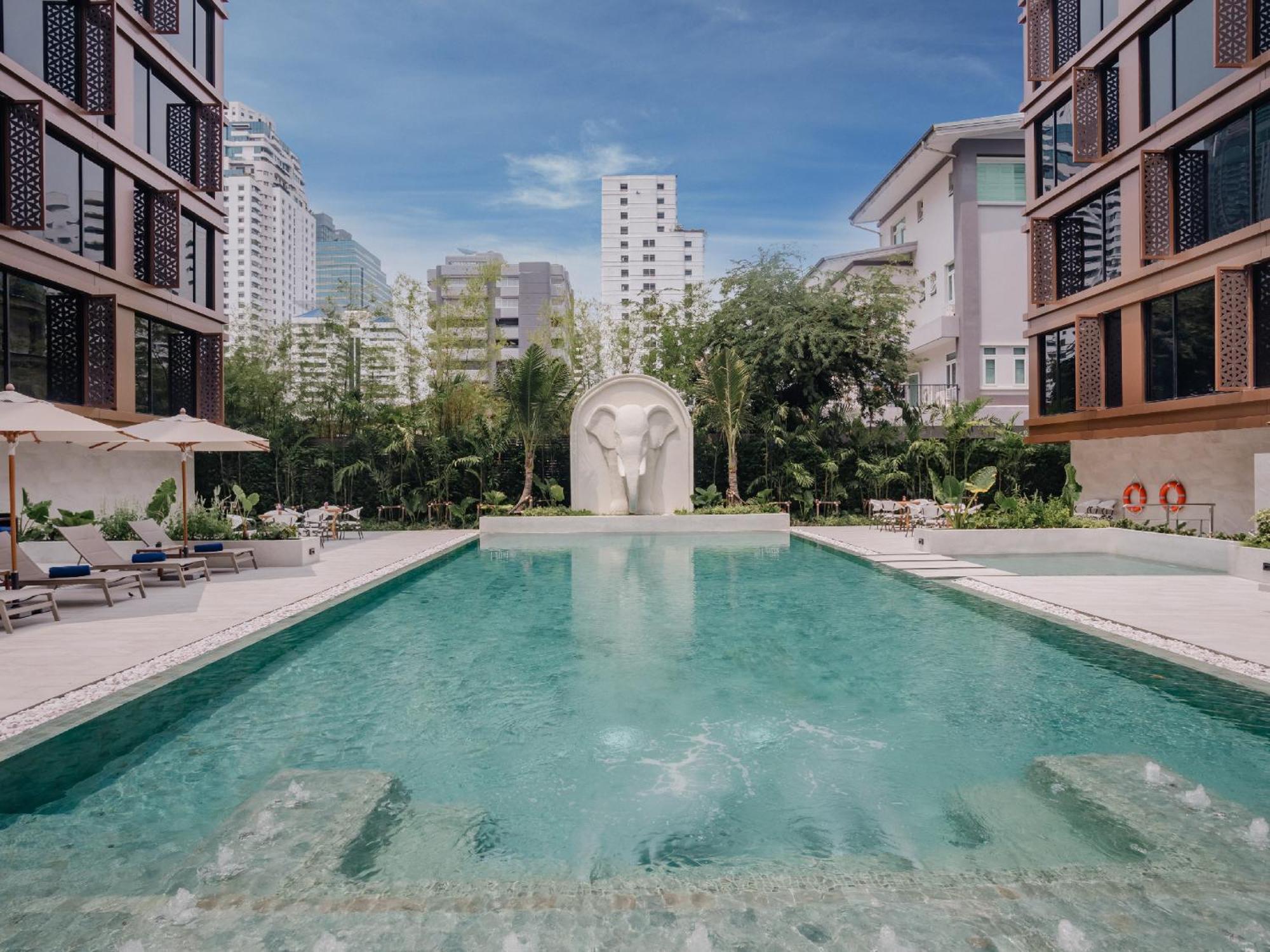 Nysa Hotel Bangkok Sukhumvit 11 Kültér fotó The swimming pool at the hotel