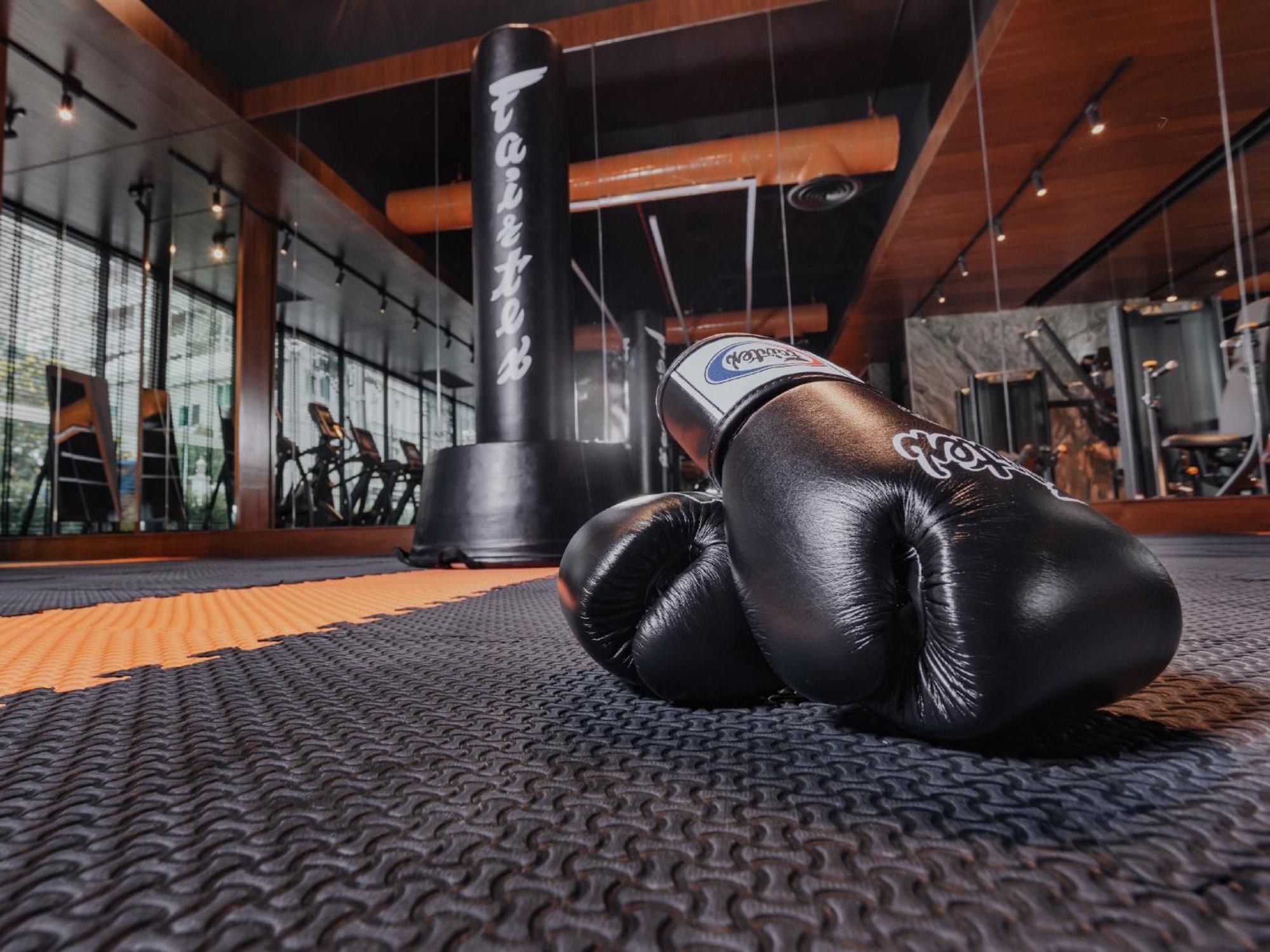Nysa Hotel Bangkok Sukhumvit 11 Kültér fotó A pair of boxing gloves