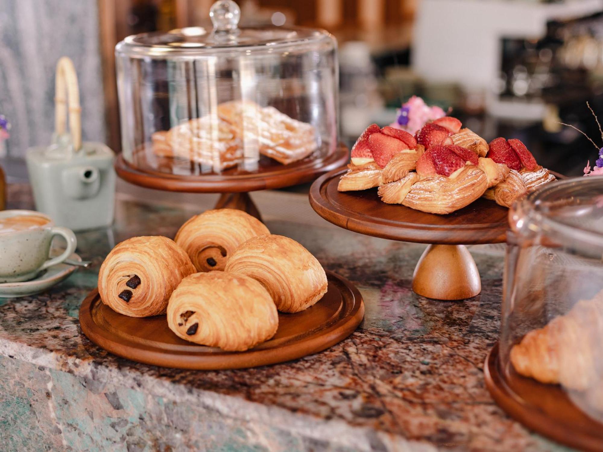 Nysa Hotel Bangkok Sukhumvit 11 Kültér fotó Pastries at a café