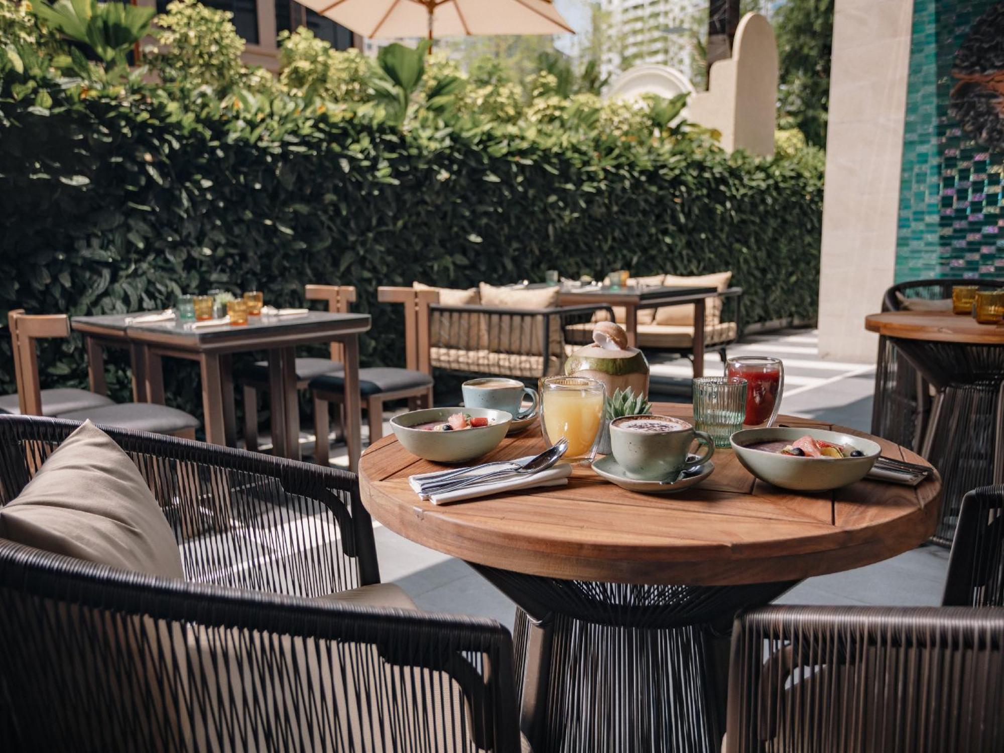 Nysa Hotel Bangkok Sukhumvit 11 Kültér fotó The Terrace at The Standard East Village