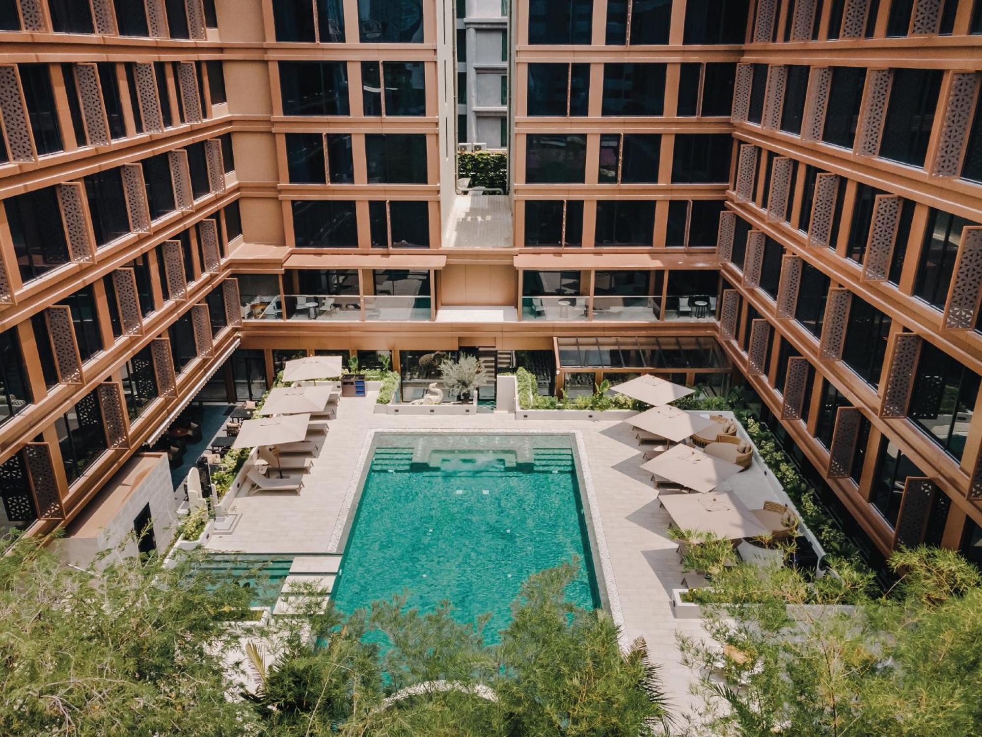 Nysa Hotel Bangkok Sukhumvit 11 Kültér fotó The hotel's courtyard