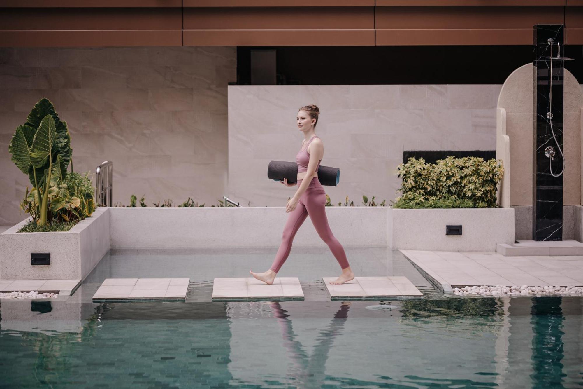 Nysa Hotel Bangkok Sukhumvit 11 Kültér fotó A woman walking on a stepping stone