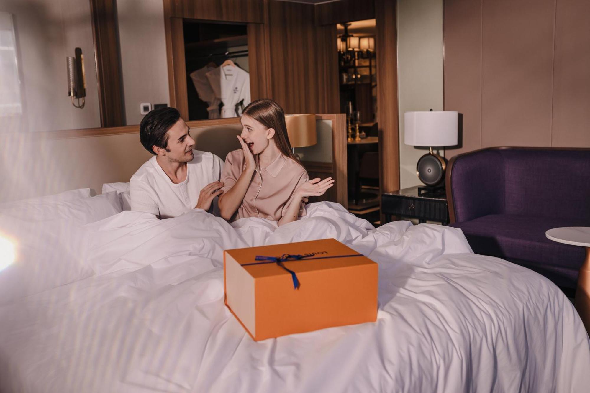 Nysa Hotel Bangkok Sukhumvit 11 Kültér fotó A couple opening a present