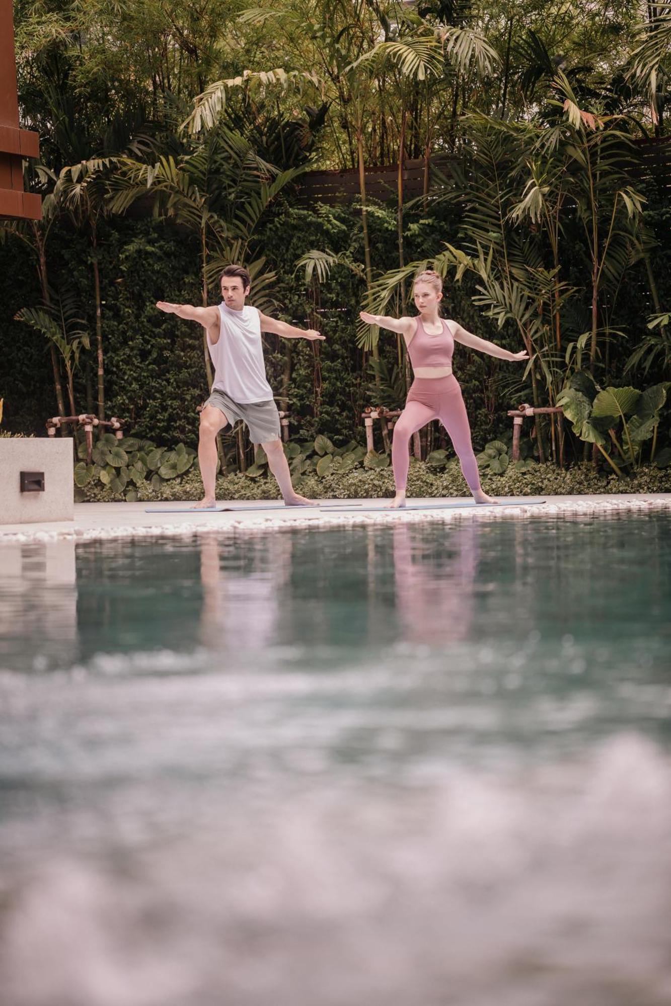 Nysa Hotel Bangkok Sukhumvit 11 Kültér fotó A couple practicing yoga