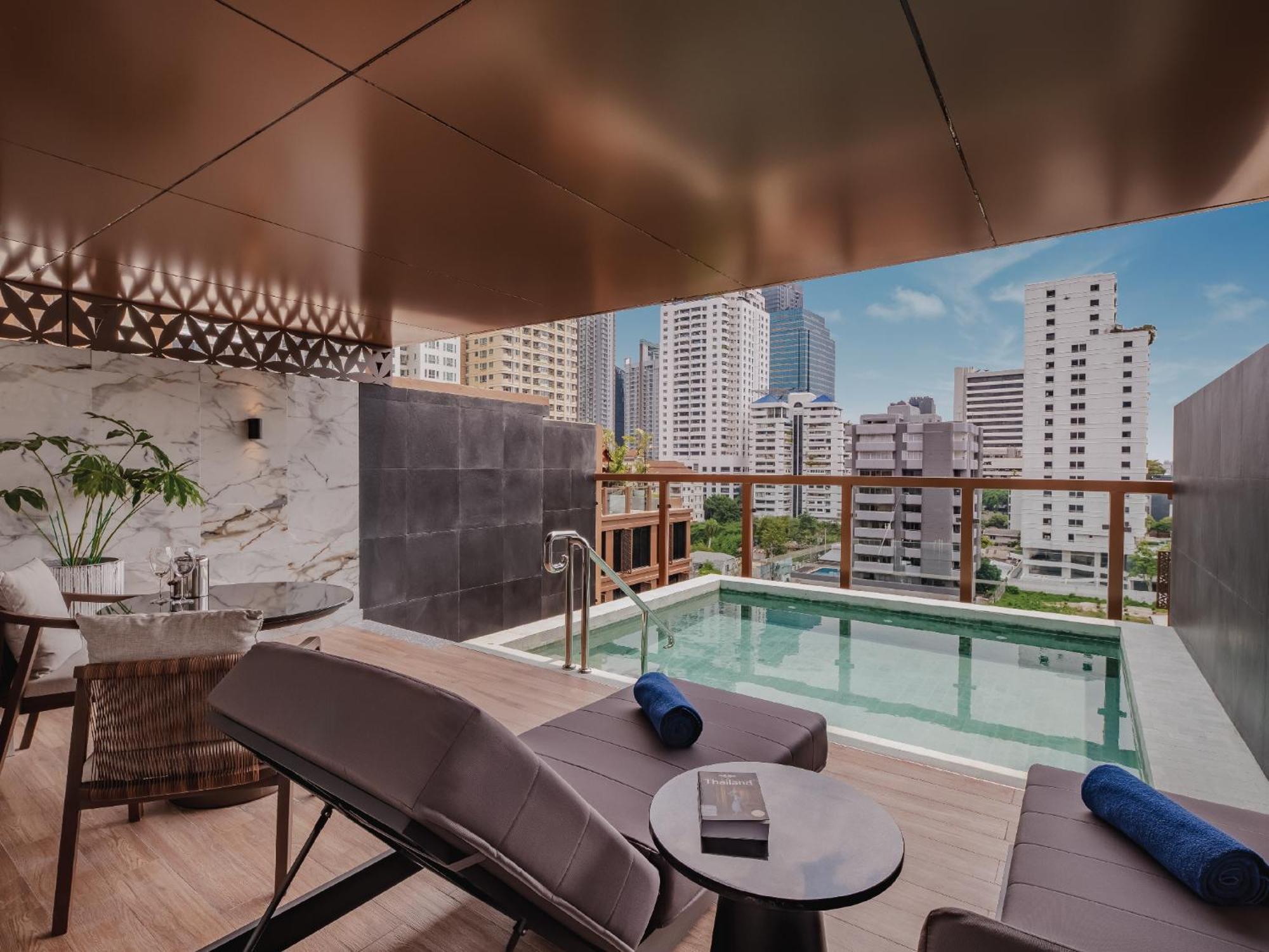 Nysa Hotel Bangkok Sukhumvit 11 Kültér fotó The hotel's rooftop pool