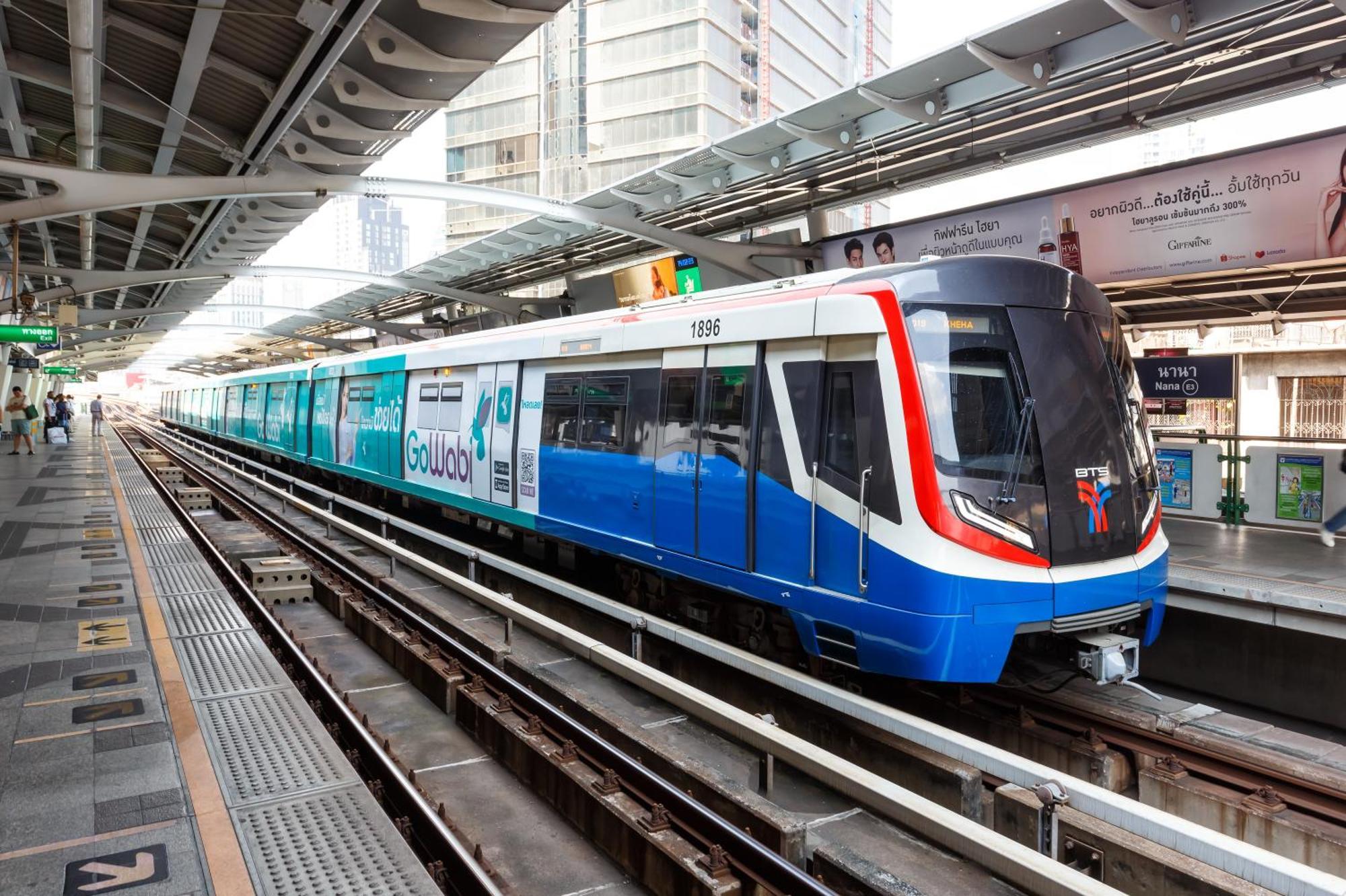 Nysa Hotel Bangkok Sukhumvit 11 Kültér fotó A Blue Line train at Huai Khrai